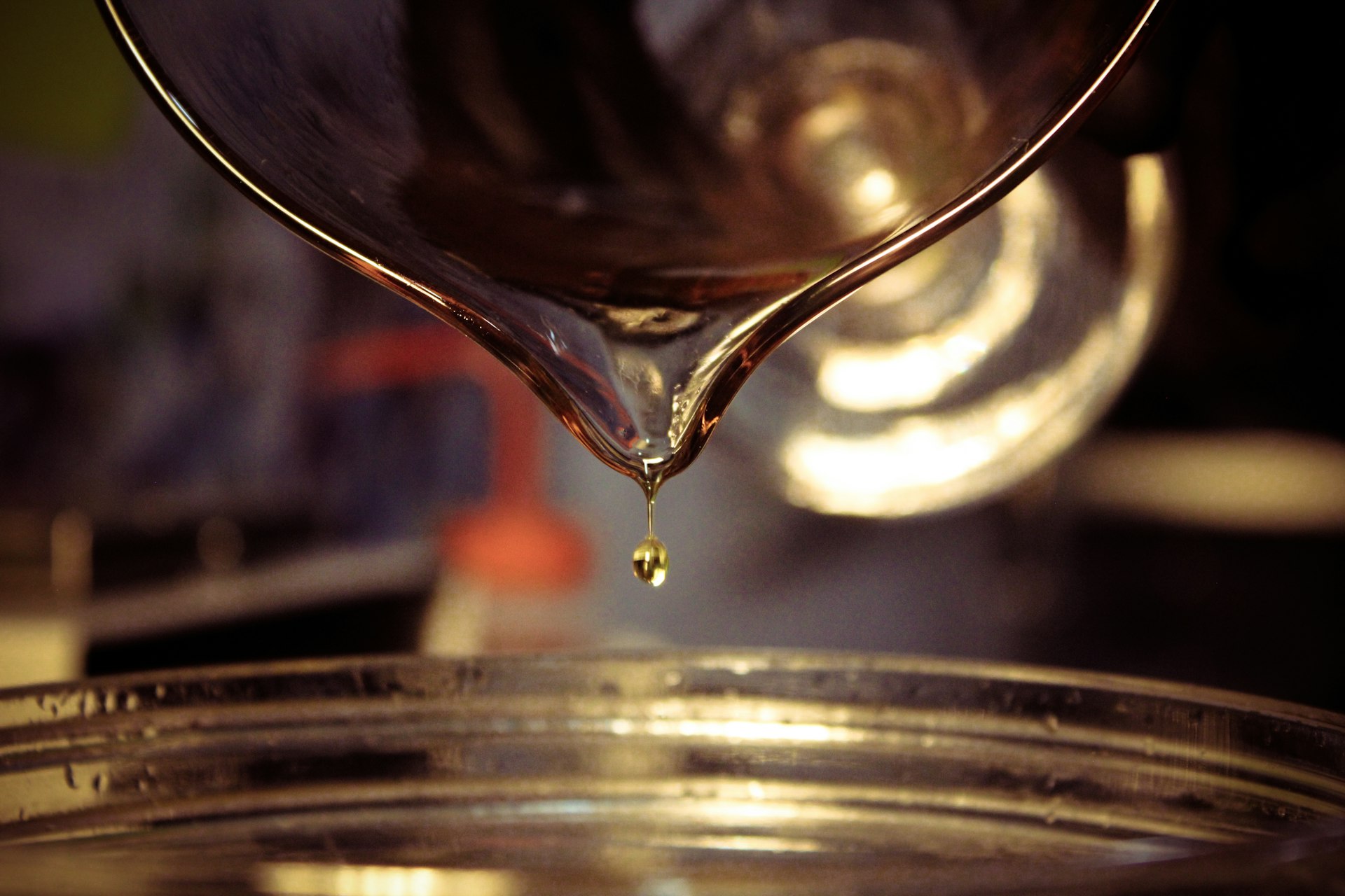 una gota de agua cayendo en un vaso de agua